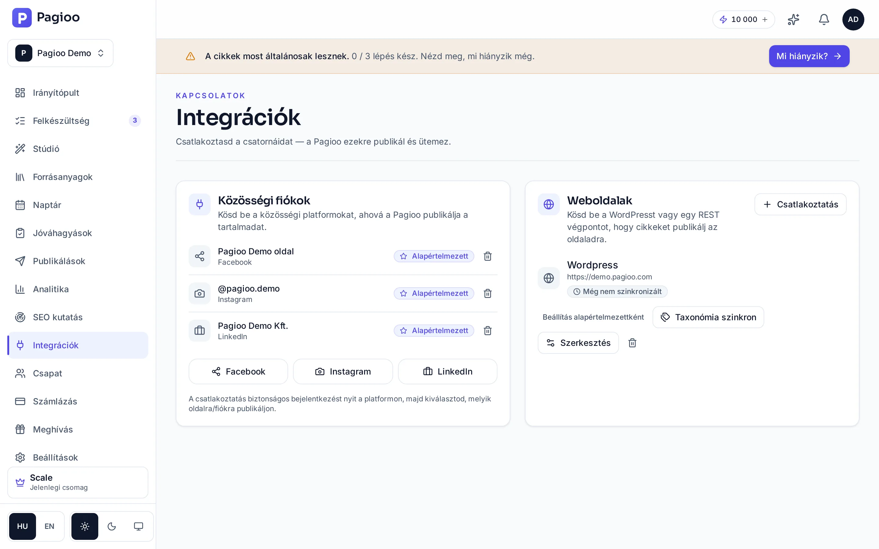 Az Integrációk oldal két kártyával. Balra a Közösségi fiókok kártya három bekötött fiókkal — egy Facebook-oldal, egy Instagram-fiók és egy LinkedIn-oldal, mindegyik „Alapértelmezett” jelöléssel és törlés gombbal —, alattuk a Facebook, Instagram és LinkedIn csatlakoztató gomb. Jobbra a Weboldalak kártya a Csatlakoztatás gombbal, benne egy bekötött WordPress-oldal a címével, „Még nem szinkronizált” állapottal, valamint a Taxonómia szinkron, Szerkesztés és törlés művelettel.
