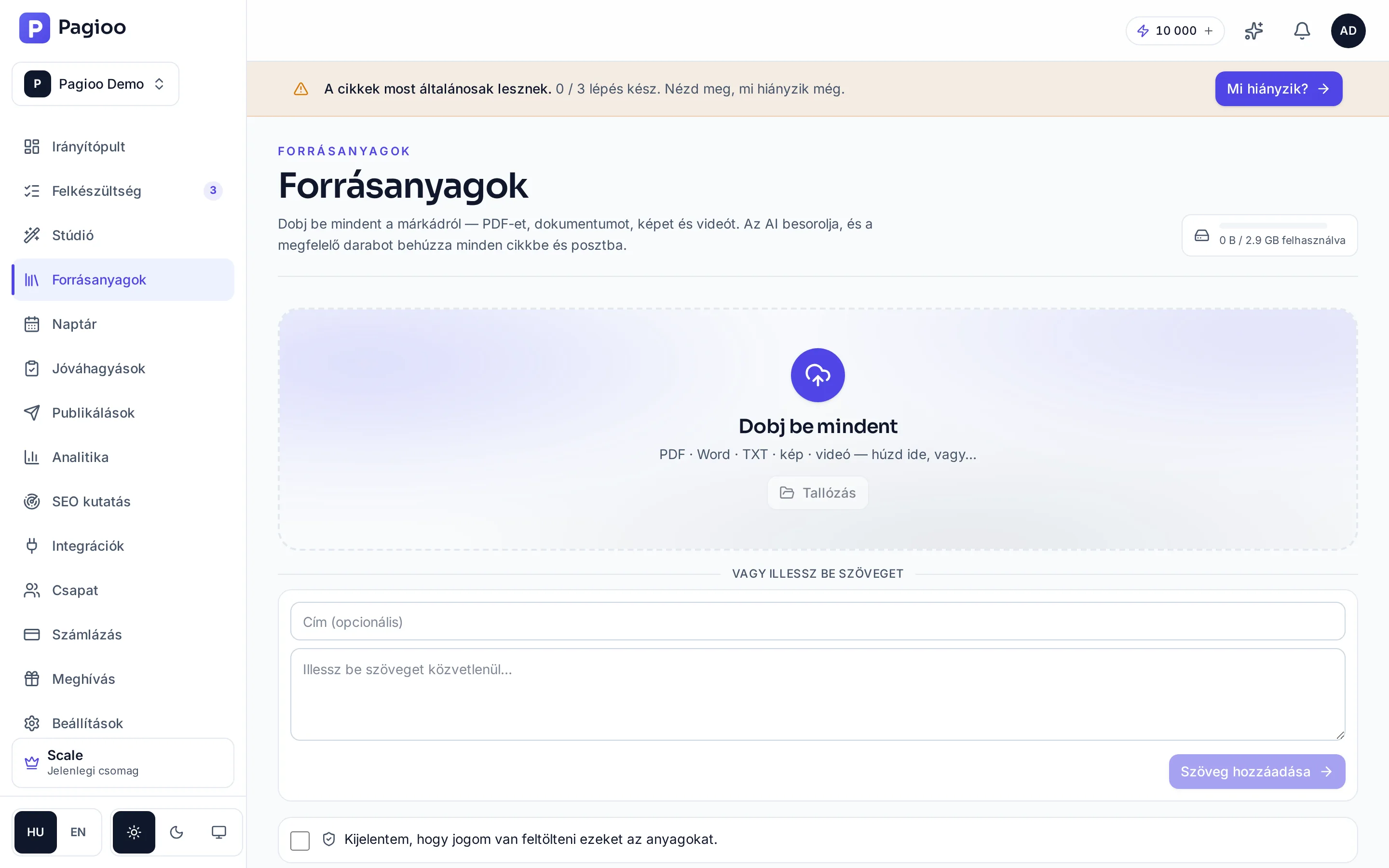 A Forrásanyagok oldal. A cím alatt a leírás és jobbra a tárhelymérő a felhasznált és az elérhető hellyel. Középen a nagy feltöltési terület „Dobj be mindent” felirattal, alatta a támogatott formátumok — PDF, Word, TXT, kép, videó — és a Tallózás gomb. Lejjebb a „vagy illessz be szöveget” mező opcionális címmel és a Szöveg hozzáadása gombbal, legalul a jelölőnégyzet: „Kijelentem, hogy jogom van feltölteni ezeket az anyagokat.”